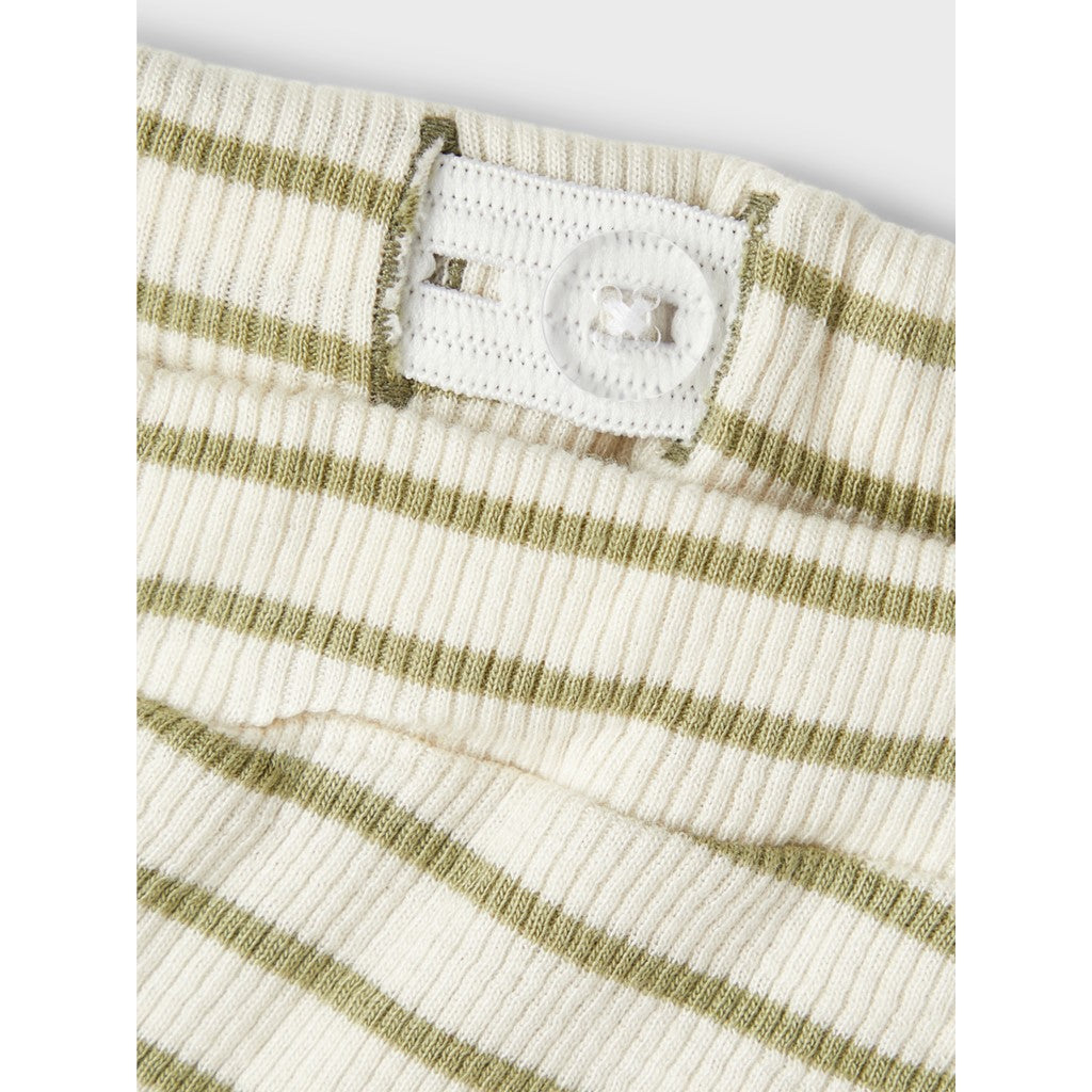 bermudas de bebé unisex beige con rayas camel, botones interiores para ajustar , hecho de algodón y fibras de madera sostenible