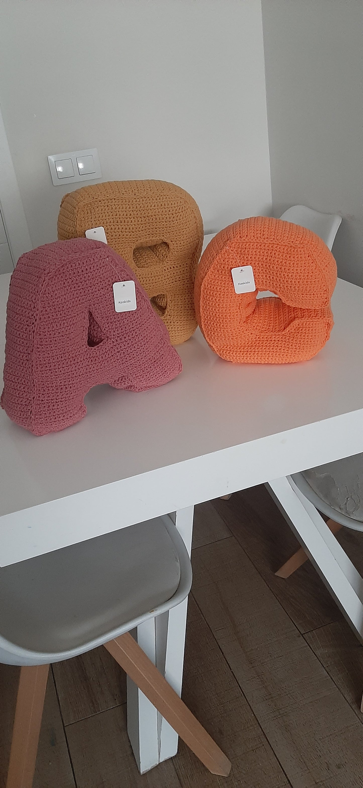 Cojín letra en crochet personalizado – Hecho a mano