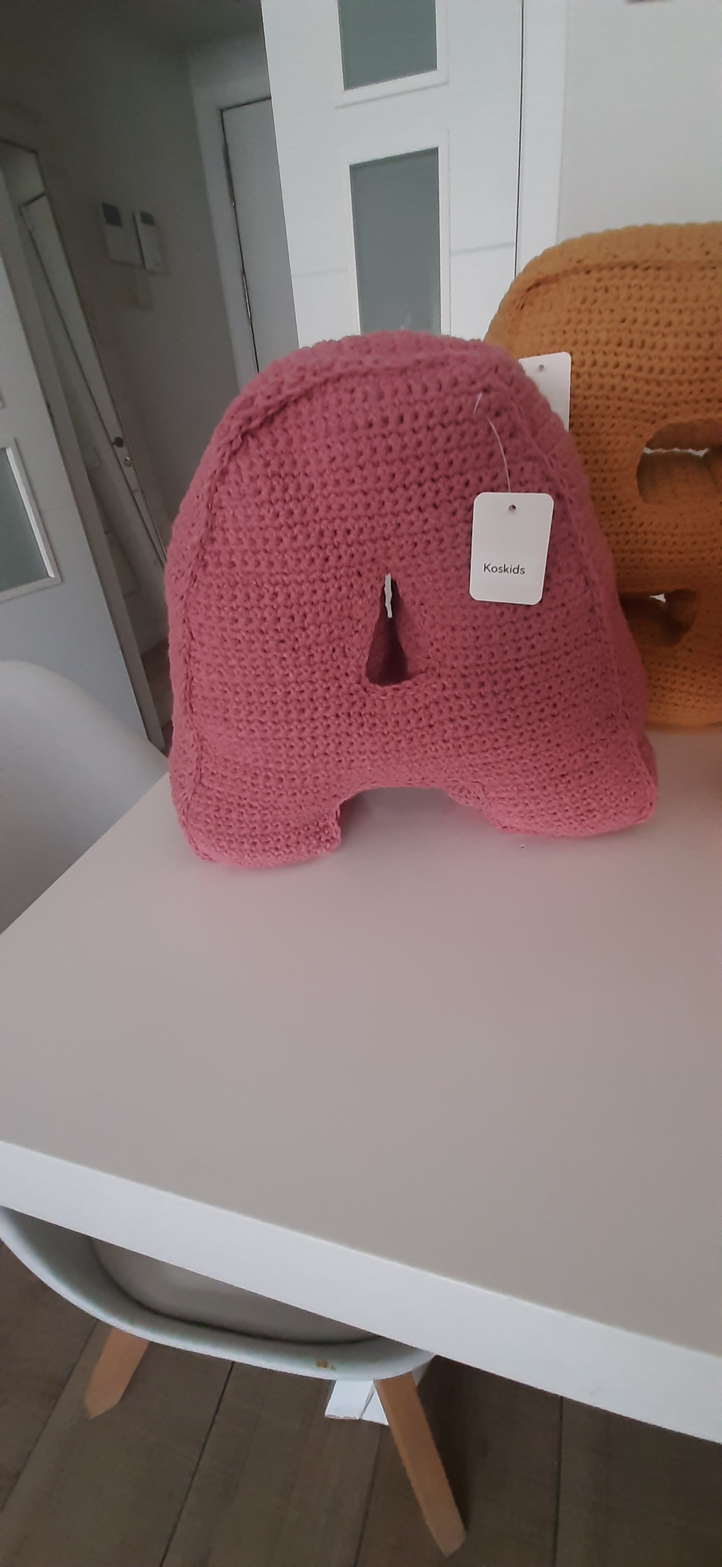Cojín letra en crochet personalizado – Hecho a mano