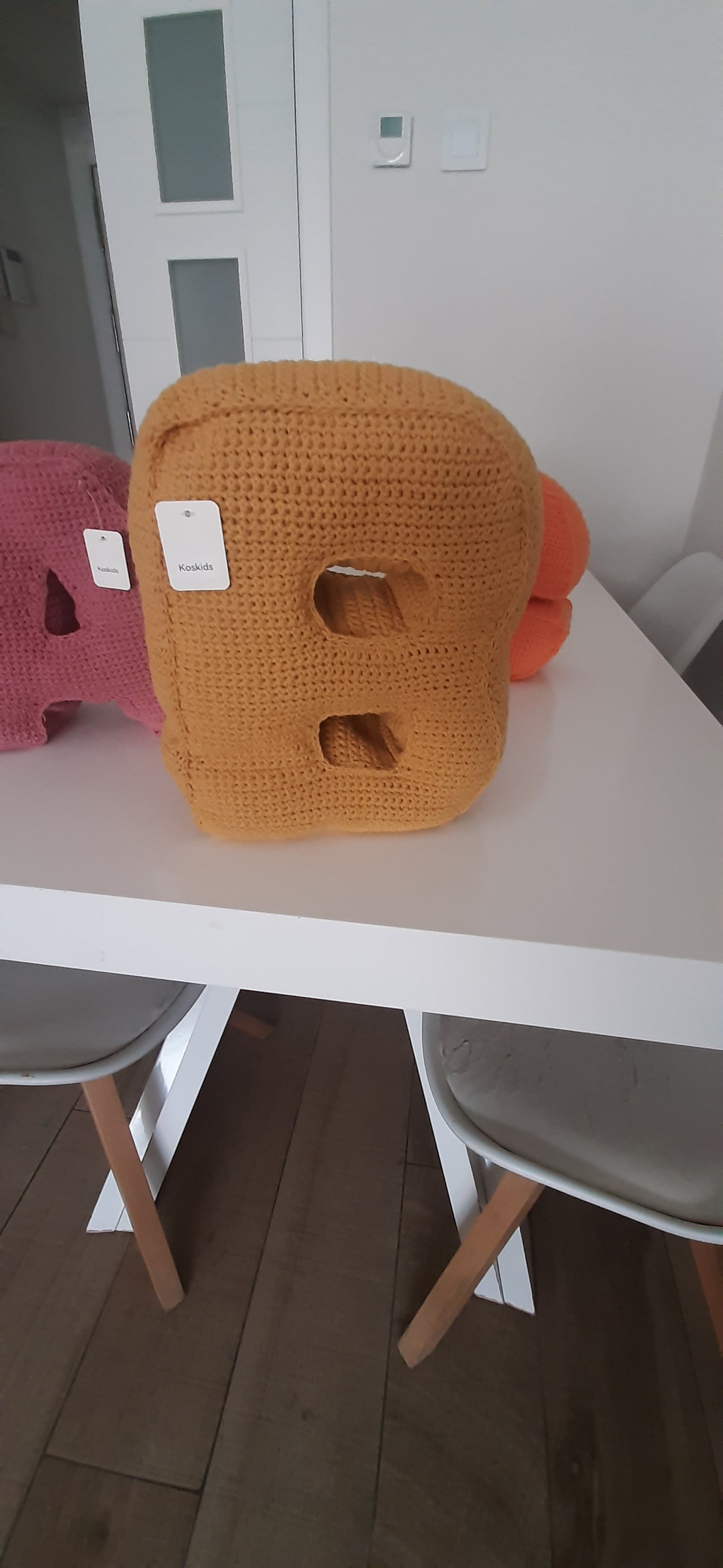 Cojín letra en crochet personalizado – Hecho a mano