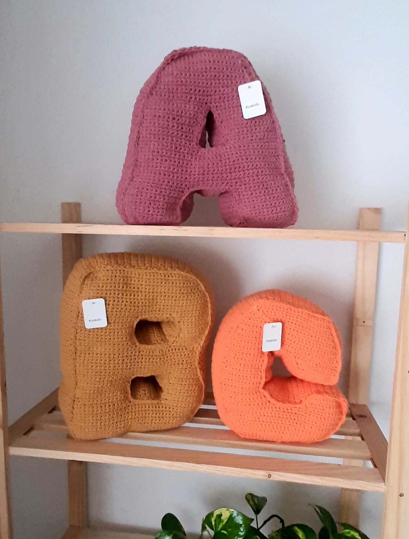 Cojín letra en crochet personalizado – Hecho a mano