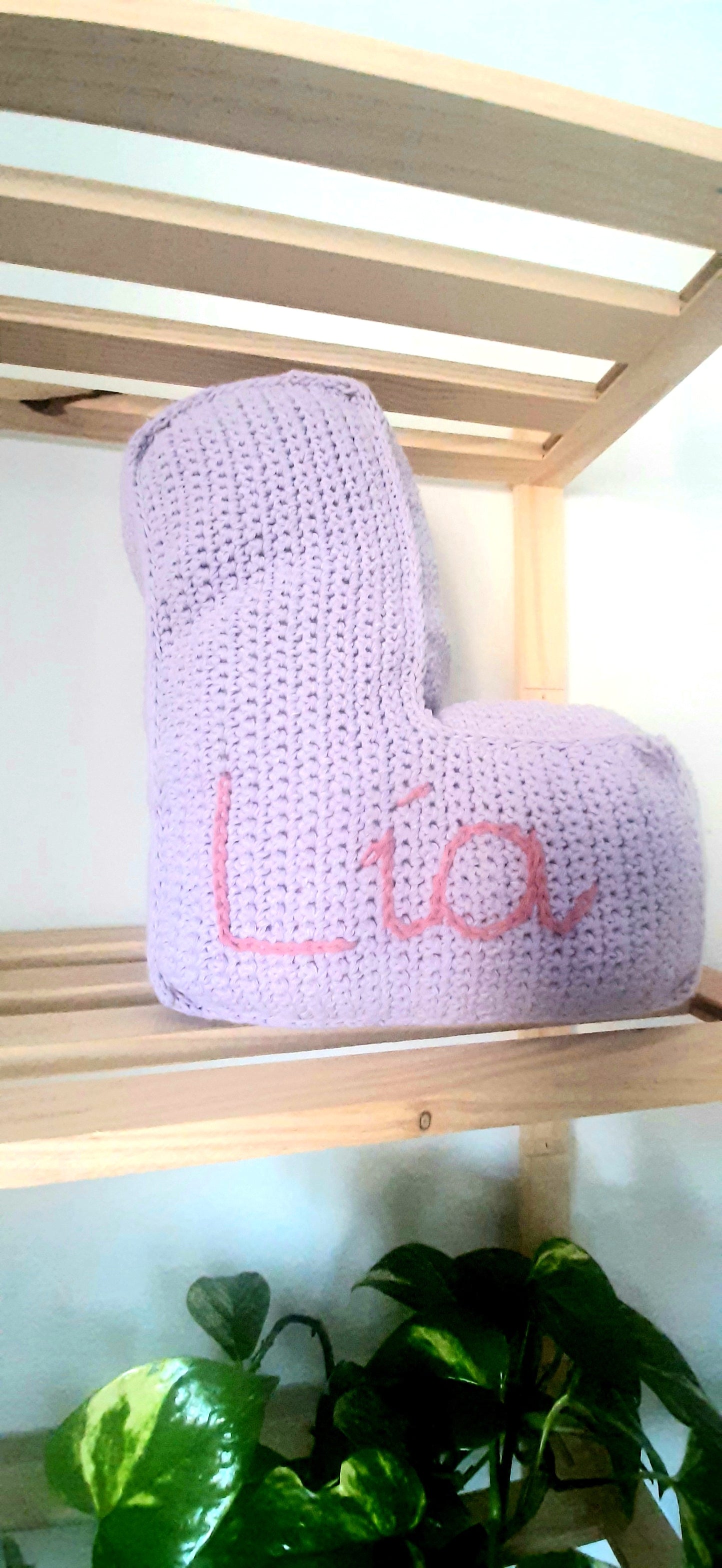 Cojín letra en crochet personalizado – Hecho a mano