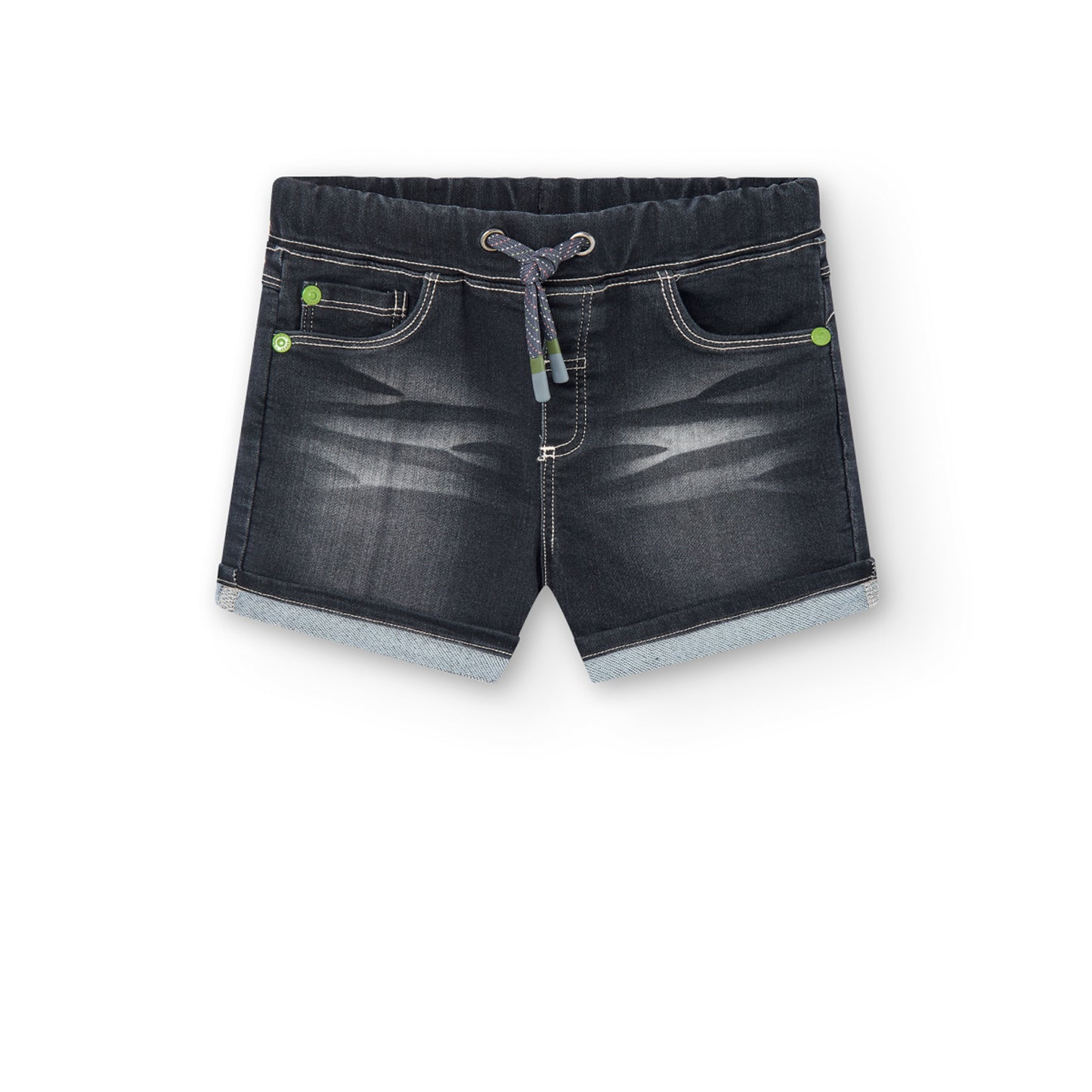 Bermudas jeans de niño Boboli color gris oscuro con detalles desgastados, y remaches en color verde, goma y cordones en la cinturilla, bolsillos delante y detras
