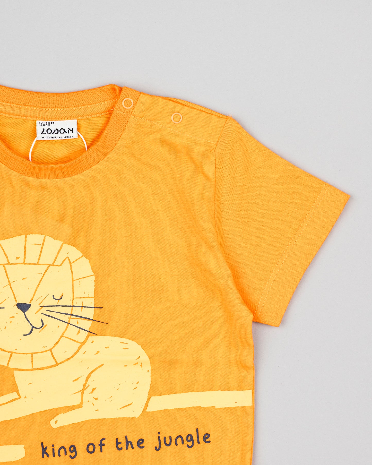 conjunto bebe niño Losan compuesto por camiseta de manga corta color naranja con leoncito estampado y bermudas color azul navy algodon Koskids
