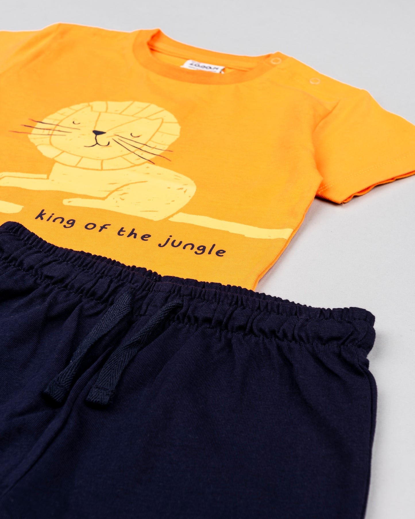 conjunto bebe niño Losan compuesto por camiseta de manga corta color naranja con leoncito estampado y bermudas color azul navy algodon Koskids
