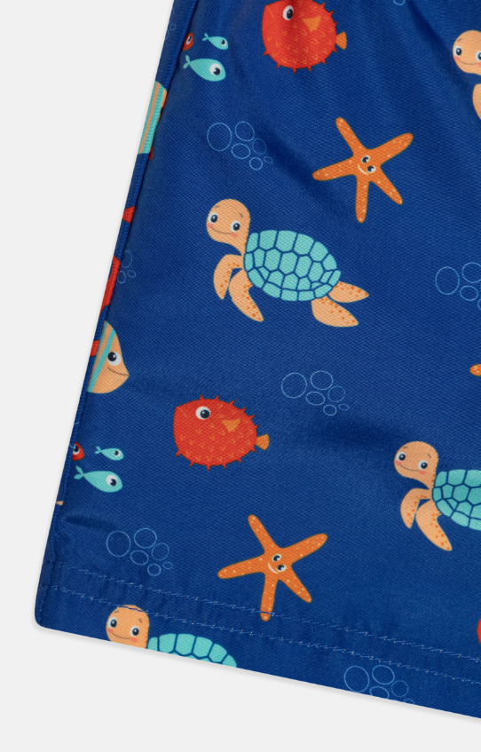 Bañador de niño Name It tipo boxer color azul klein con animales marinos estampados por toda la prenda, ajustable con goma y botones interiores Koskids