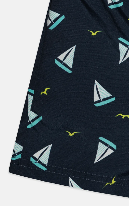 Bañador de niño Name It tipo boxer color azul navy con estampado de veleros y gaviotas por toda la prenda, ajustable con goma y botones interiores Koskids
