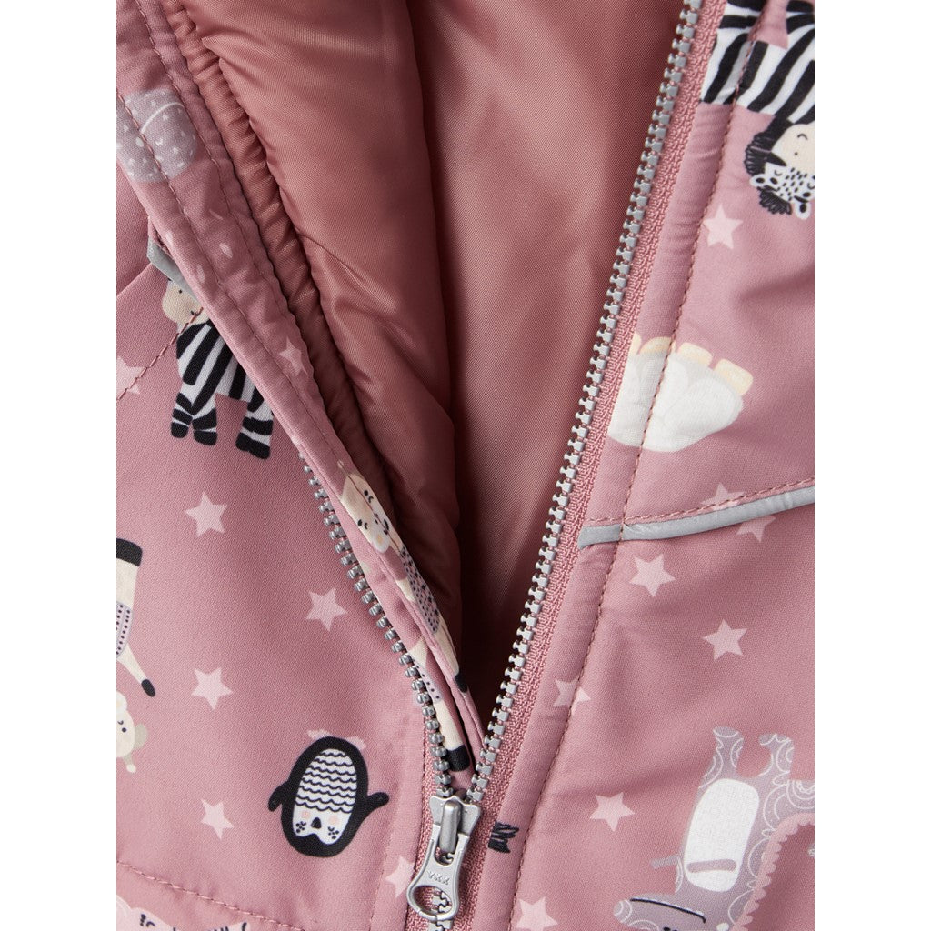 Chaqueta bebe con capucha ,cremallera y bolsillos laterales, color rosa con animales estampados por toda la prenda Name It