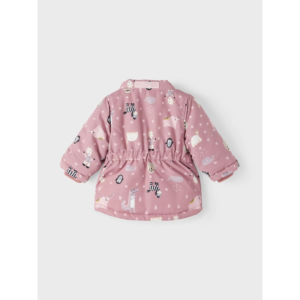 Chaqueta bebe con capucha ,cremallera y bolsillos laterales, color rosa con animales estampados por toda la prenda Name It