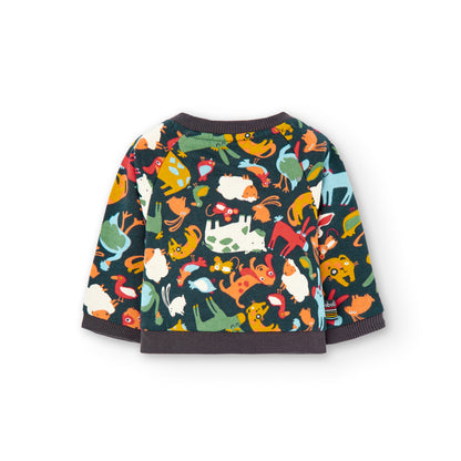 Conjunto de bebé compuesto por sudadera de manga larga con cuello redondo en color oscuro con animales de colores y pantalón de felpa en color verde Boboli