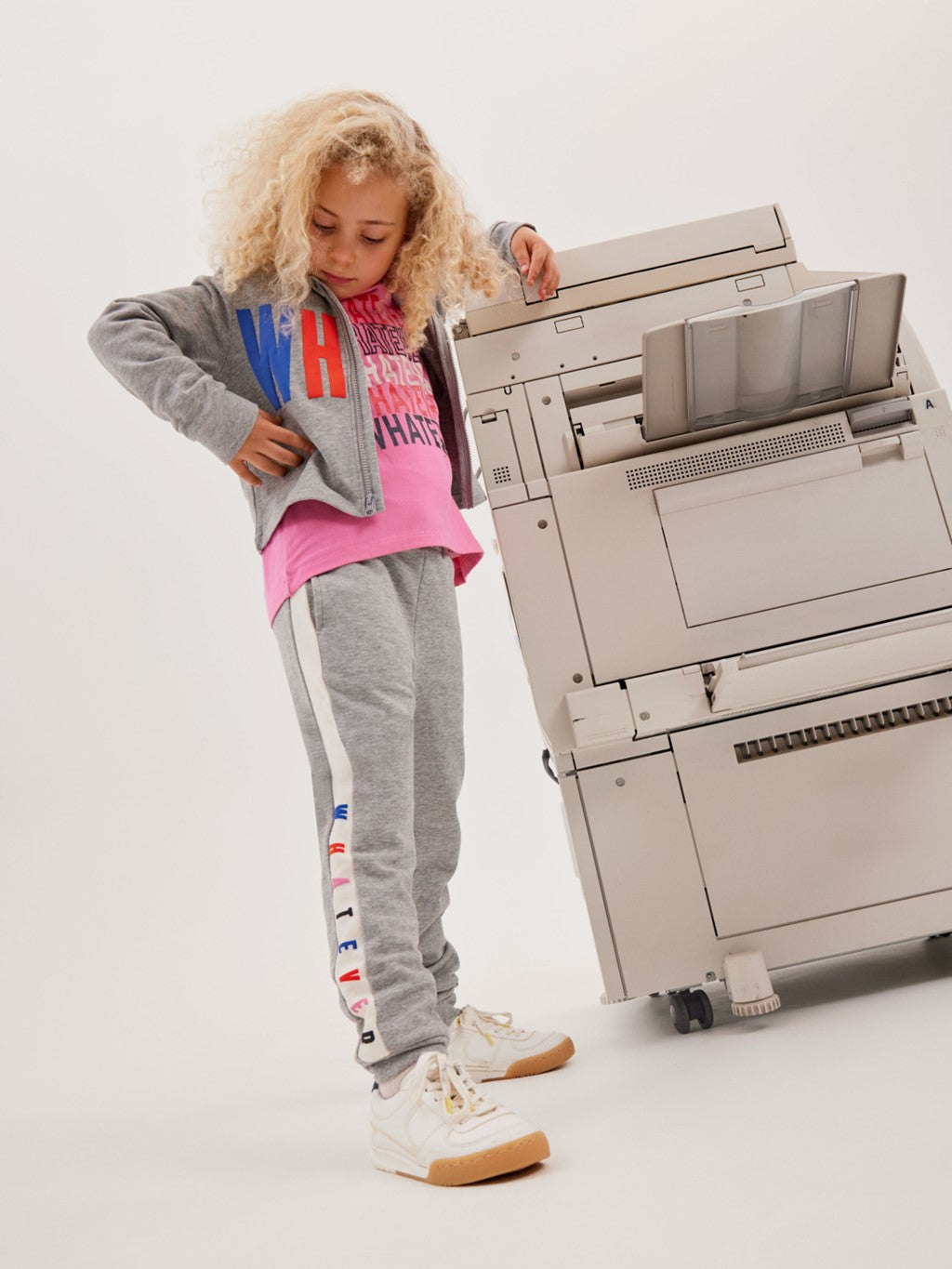 sudadera de niña con capucha y cremallera detalle de letras de colores en el pecho Name It