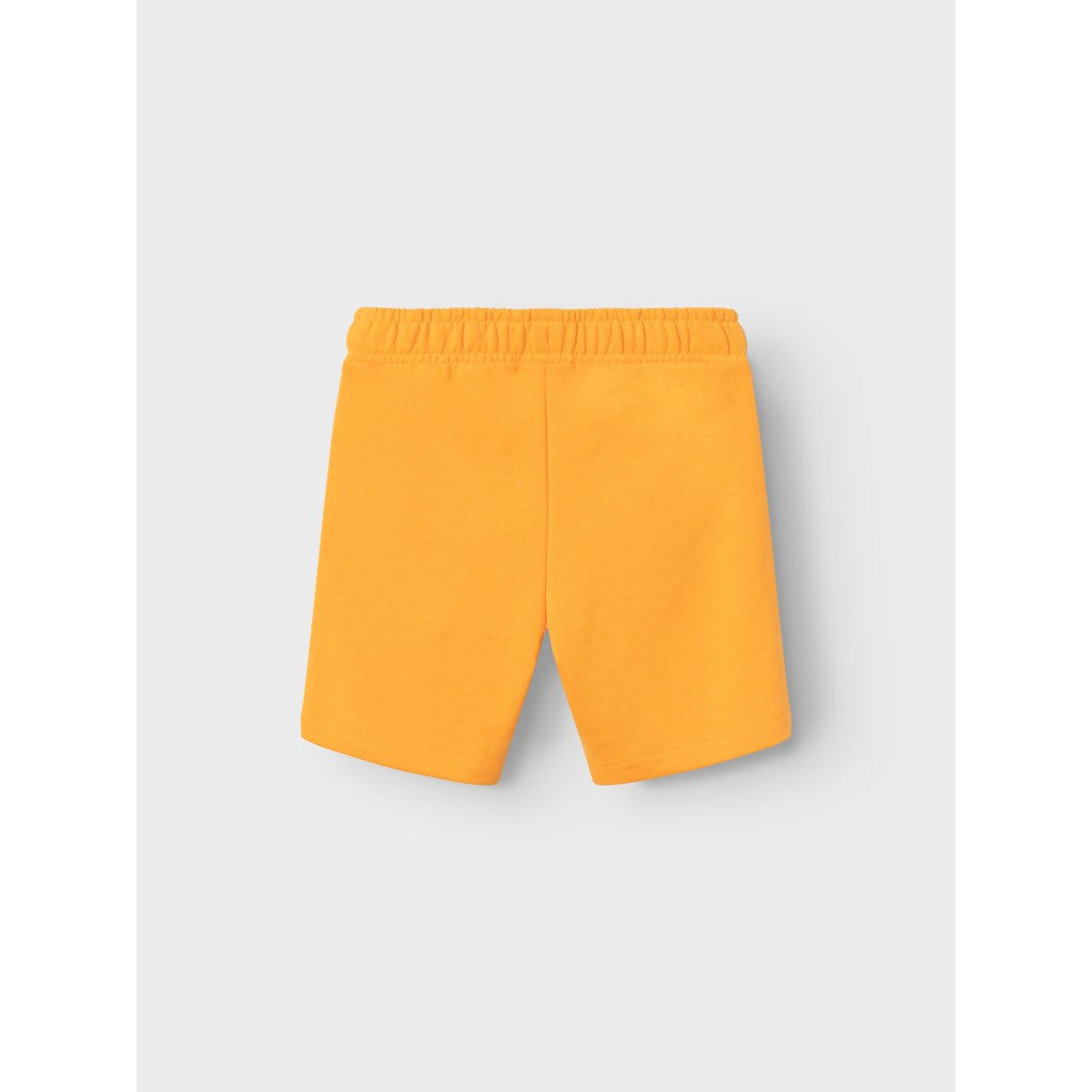 Bermudas de niño naranja con bolsillos a los lados con cremallera, ajustable a la cintura con botones interiores