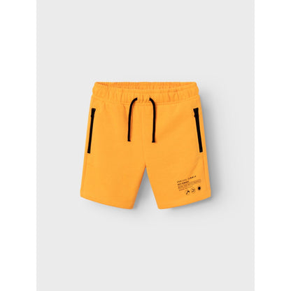 Bermudas de niño naranja con bolsillos a los lados con cremallera, ajustable a la cintura con botones interiores