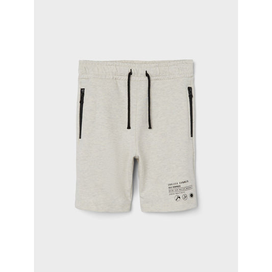 Bermudas de niño gris con bolsillos a los lados con cremallera, ajustable a la cintura con botones interiores