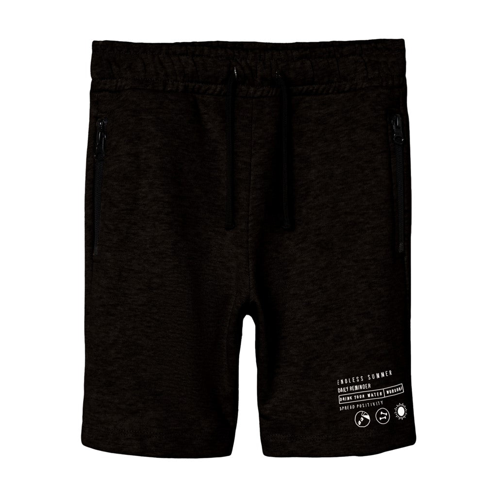 Bermudas de niño color negro con bolsillos a los lados con cremallera, ajustable a la cintura con botones interiores