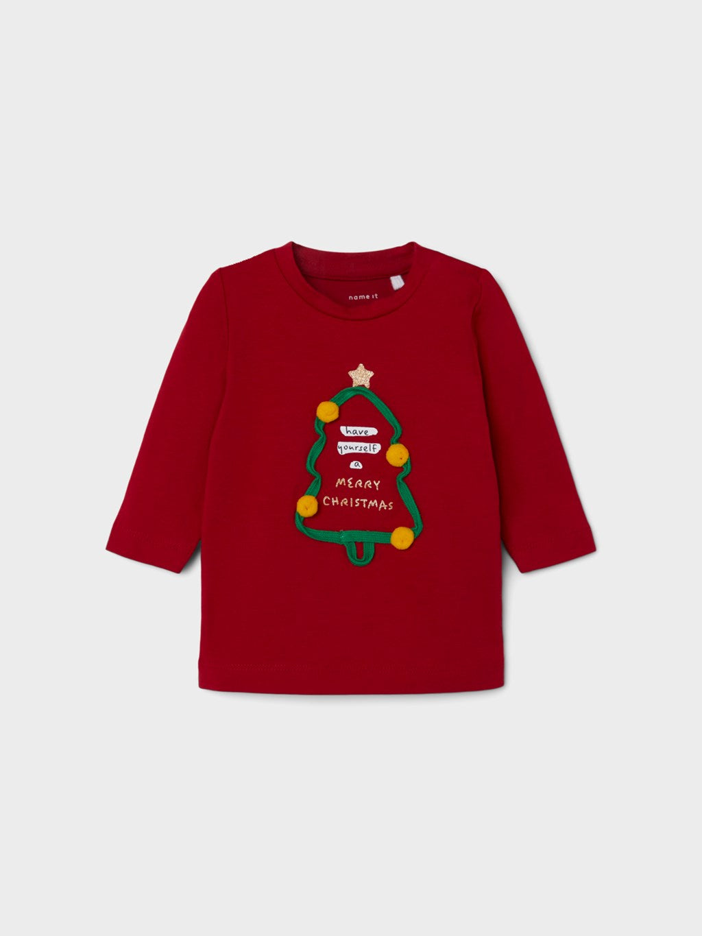 Camiseta de bebé color rojo manga larga con estampado navideño de un arbol de navidad con borlas amarillas Name It