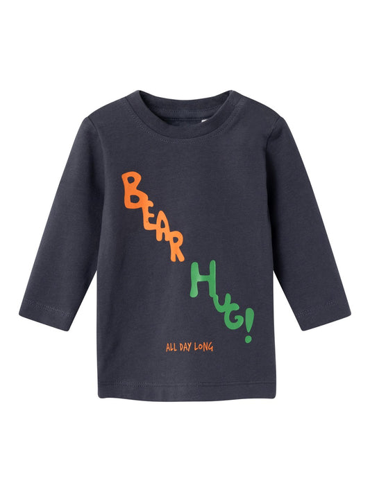 Camiseta de bebé manga larga en color azul oscuro con letras estampadas en colores verde y naranja Name It