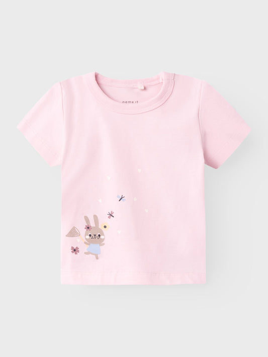 Camiseta bebe niña manga corta Name It algodón orgánico  con conejito,flores y mariposas, cierre con botones a presión en el cuello en Koskids