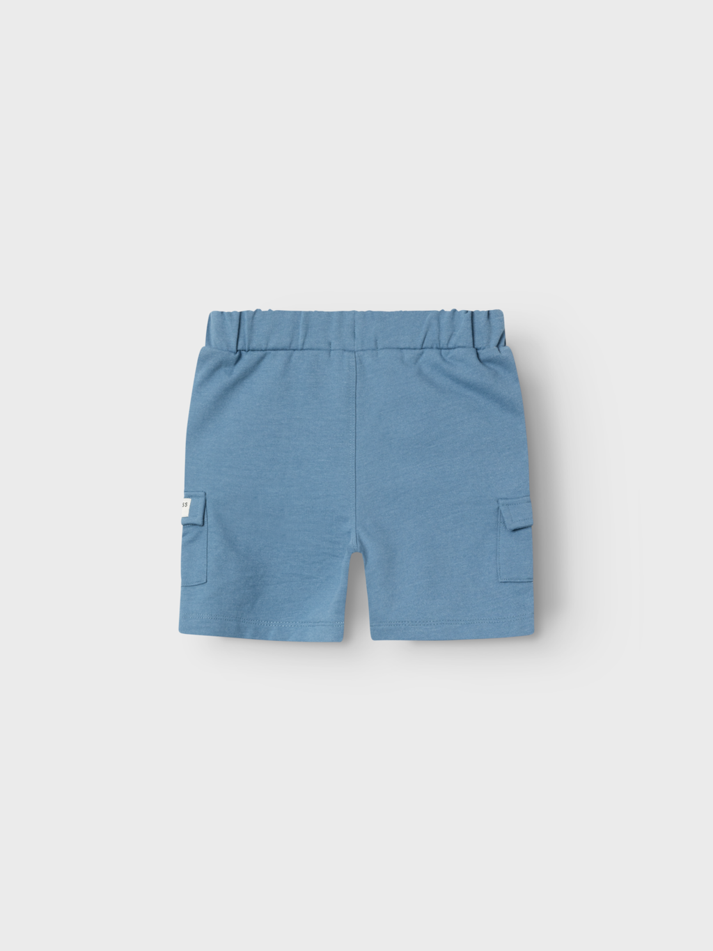 bermudas niño Name It de color azul acero con dos bolsillos laterales y dos bolsillos cargo uno de ellos con etiqueta decorativa, goma y botones interiores para ajustar algodon organico y poliester