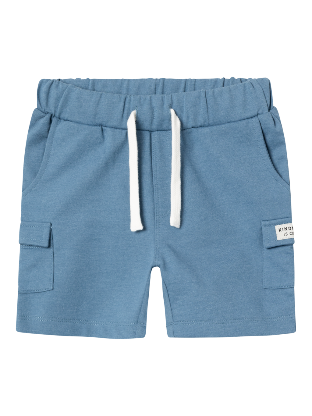 bermudas niño Name It de color azul acero con dos bolsillos laterales y dos bolsillos cargo uno de ellos con etiqueta decorativa, goma y botones interiores para ajustar algodon organico y poliester