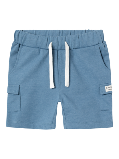 bermudas niño Name It de color azul acero con dos bolsillos laterales y dos bolsillos cargo uno de ellos con etiqueta decorativa, goma y botones interiores para ajustar algodon organico y poliester