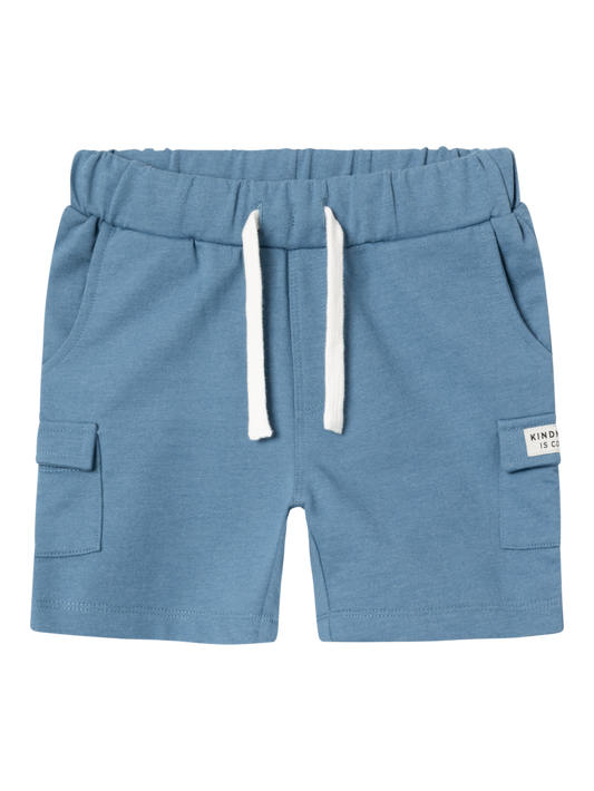 bermudas niño Name It de color azul acero con dos bolsillos laterales y dos bolsillos cargo uno de ellos con etiqueta decorativa, goma y botones interiores para ajustar algodon organico y poliester