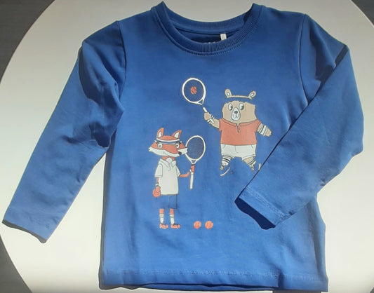 Camiseta niño de manga larga color azul con estampado de osito y zorrito tenistas Name It