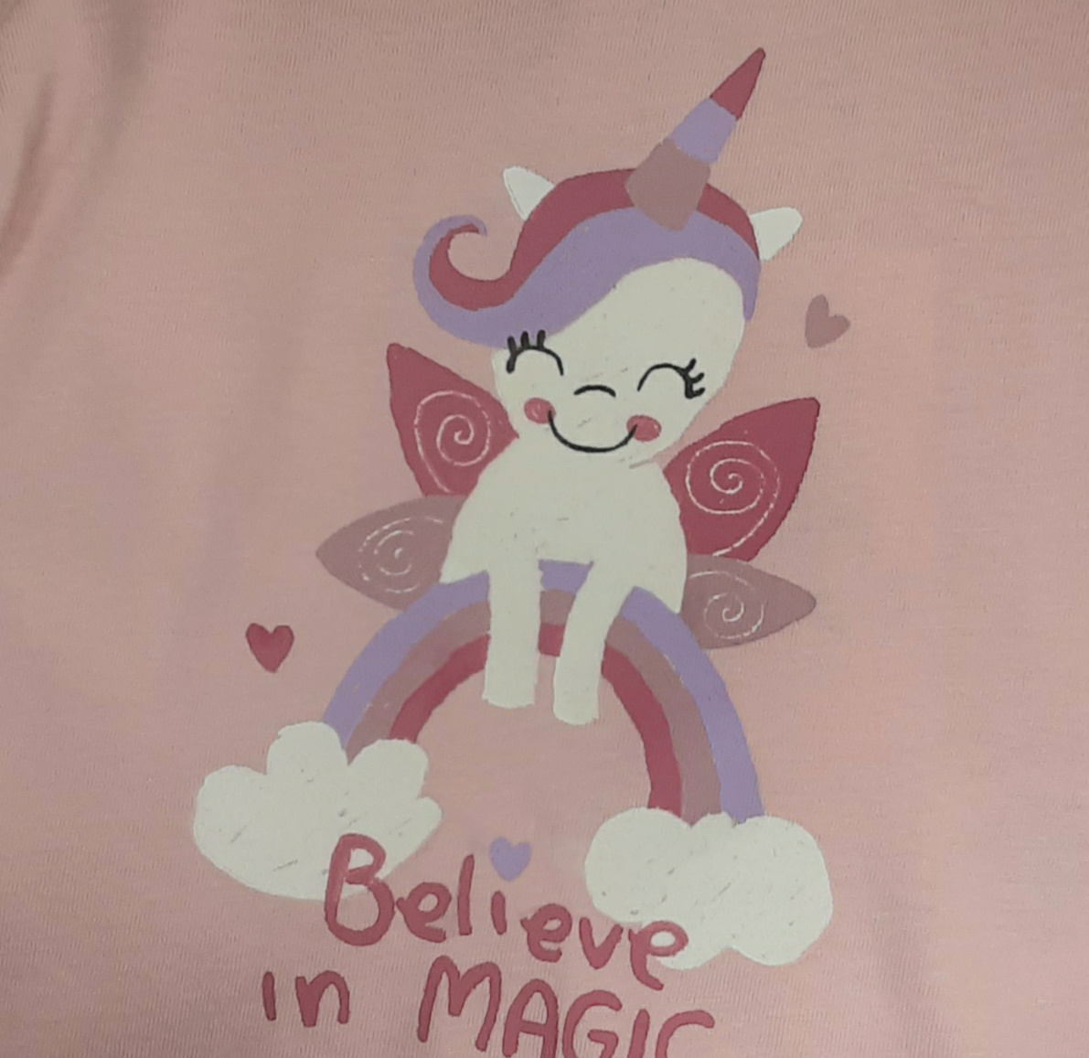 Camiseta de bebé de manga larga en color rosa con estampado de arcoiris y letras en tonos rosas Losan