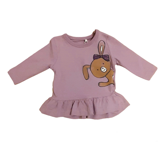 Camiseta de bebé de manga larga en color lila con estampado de conejita en el pecho y volante