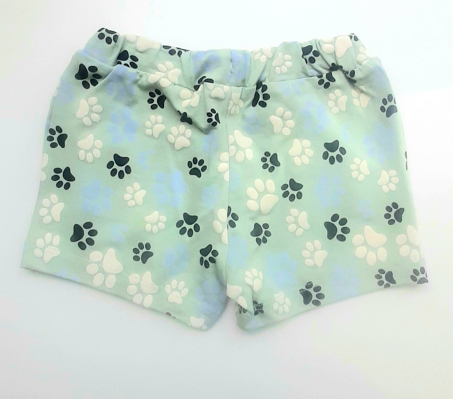 bermudas de bebé color verde menta con estampado en relieve de huellas de perrito por toda la prenda goma en la cinturilla y botones interiores para ajustar, algodon organico Name It