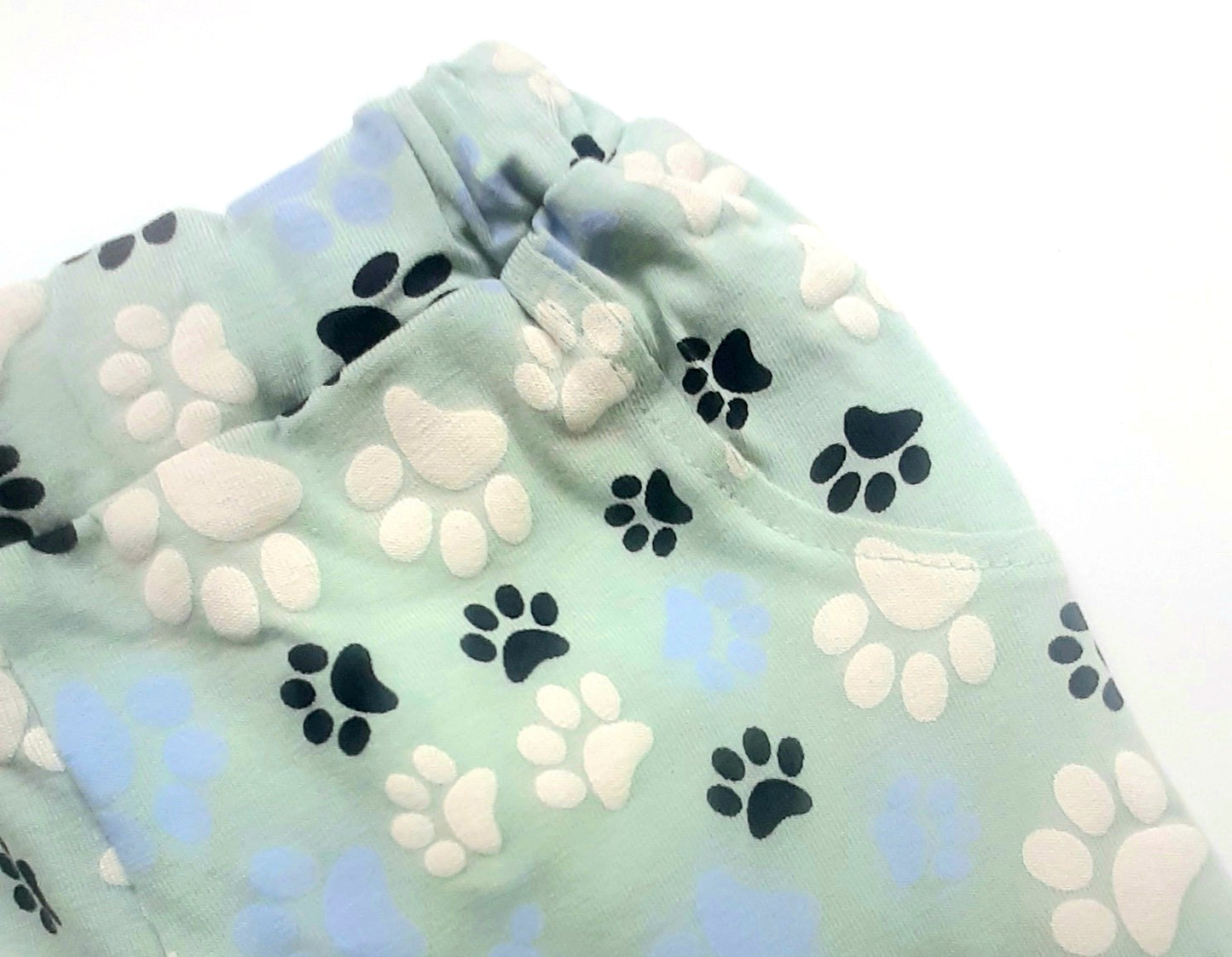 bermudas de bebé color verde menta con estampado en relieve de huellas de perrito por toda la prenda goma en la cinturilla y botones interiores para ajustar, algodon organico Name It