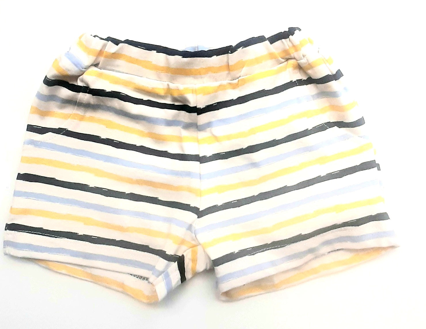 bermudas de bebe color de fondo beige y rayas en colores navy, azul celeste y amarillo, goma en la cinturilla y botones interiores para ajustar, algodon organico Name It