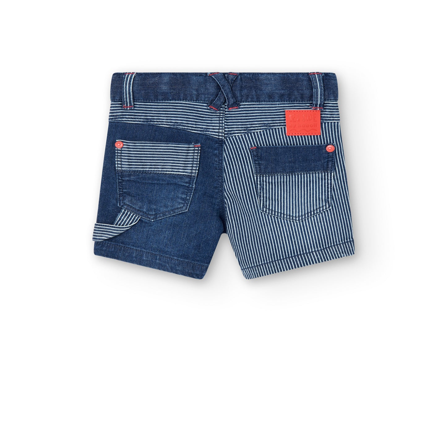 Bermudas jeans de niño Boboli con dos estampados uno liso y otro de rayas y detalles rojos en boton y remaches bolsillos delante y detras