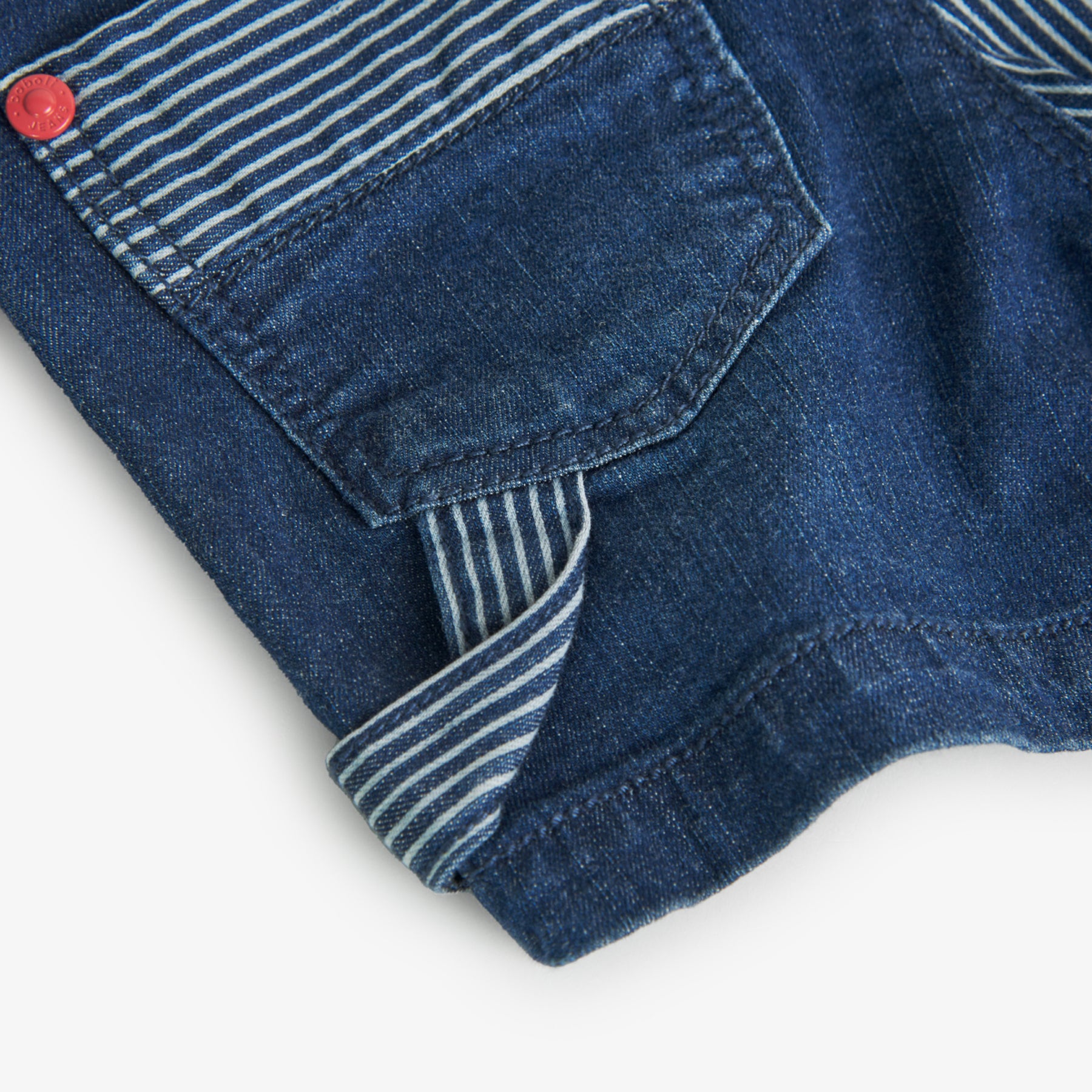 Bermudas jeans de niño Boboli con dos estampados uno liso y otro de rayas y detalles rojos en boton y remaches bolsillos delante y detras