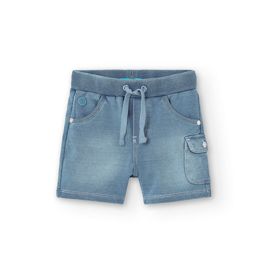 Bermudas jeans de niño Boboli color denim claro con bolsillos delante y un bolsillo cargo en una pierna, con goma y cordones en la cinturlla