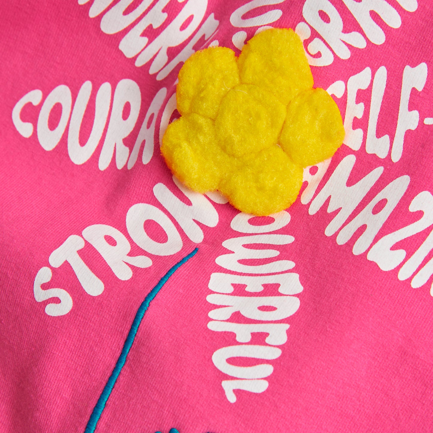 vestido de niña tipo sudadera con capucha en color fucsia con una flor grande en el pecho con letras Boboli