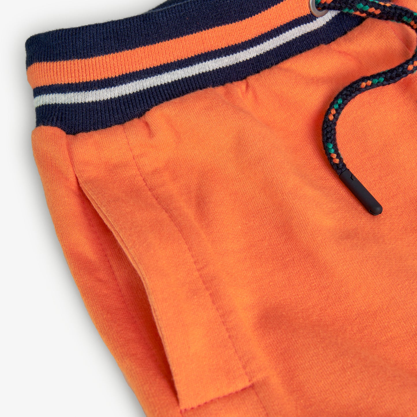 Bermudas de niño Boboli, color naranja y detalles azul marino en cinturilla y botones a presion en ambas piernas, goma y cordones en la cinturilla, algodon