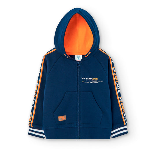 chaqueta de niño con capucha y cremallera en color navy con detalles de letras en naranja y bolsillos centrales Boboli
