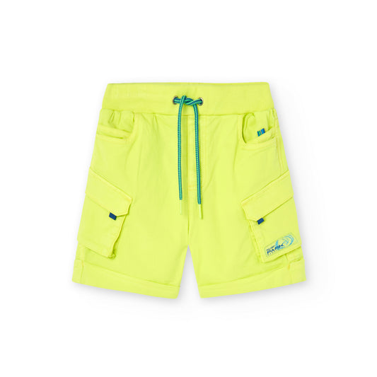 Bermudas de niño Boboli color lima con bolsillos delante y bolsillos cargo en ambas piernas, goma y cordones en la cinturilla 