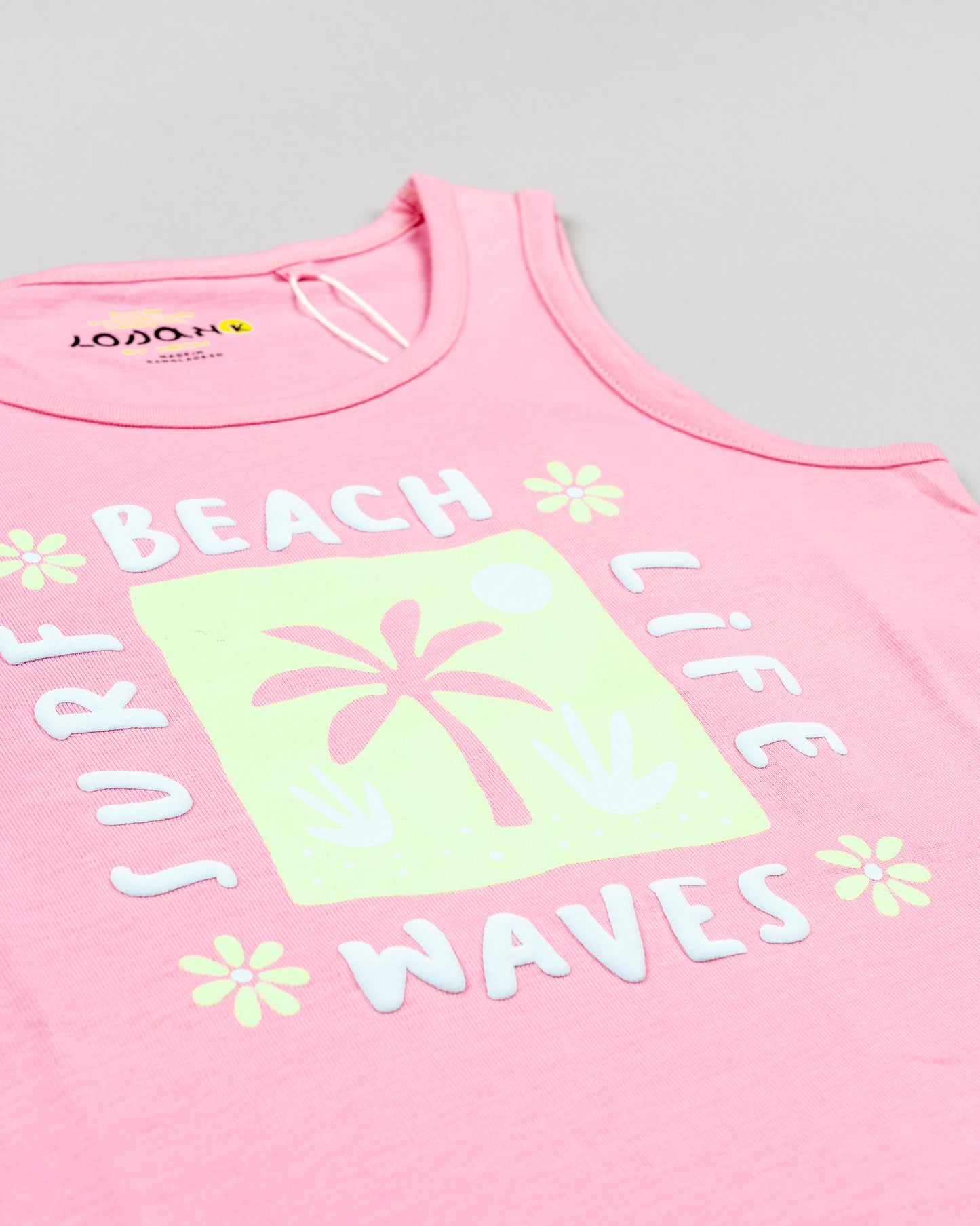 camiseta de tirantes Losan color rosa con letras 3d y palmera color lima algodon 100% Koskids