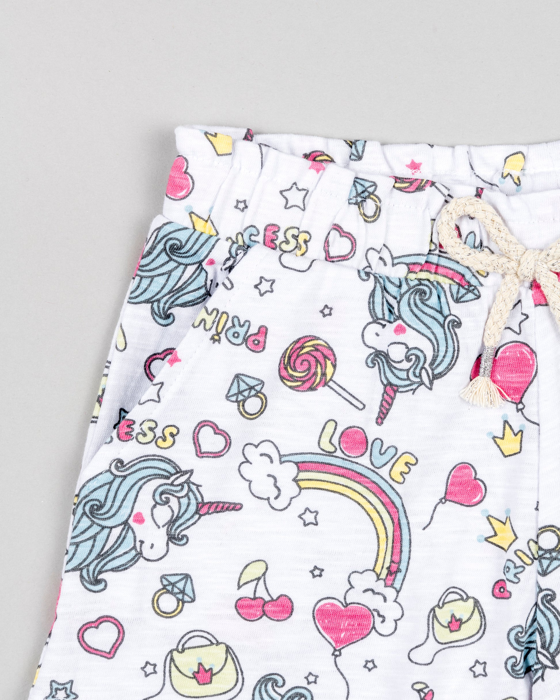 short de niña fondo blanco con estampado de unicornios y arcoiris goma y cordones en la cintura Losan Koskids