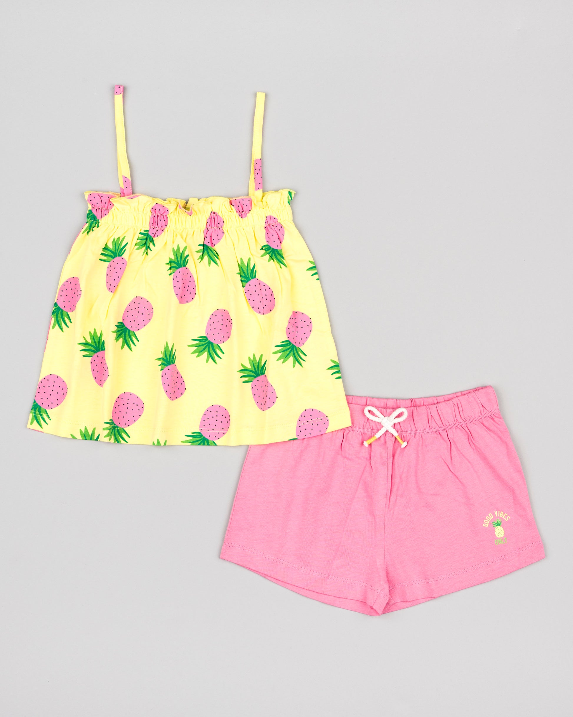 conjunto niña Losan camiseta de tirantes fruncido en el pecho color amarillo con fresas y short color rosa algodon Koskids