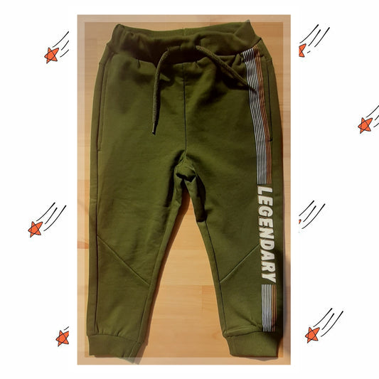 Pantalon de chandal de niño color verde con rayas y letras en una pierna y bolsillos laterales Name It