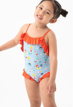 bañador de niña fondo azul claro con estampado de muñecas nadadoras, volante naranja en el pecho y en la entrepierna Boboli