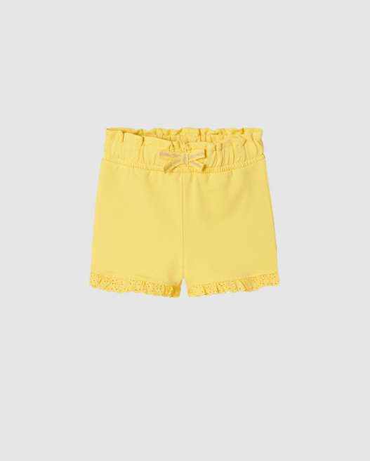 short de niña Name It color amarillo con goma en la cinturilla y encaje en el bajo algodon organico Koskids