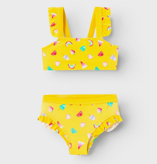 Bikini niña Name it color amarillo con frutas por toda la prenda, volantes en los tirantes y en la braguita Koskids