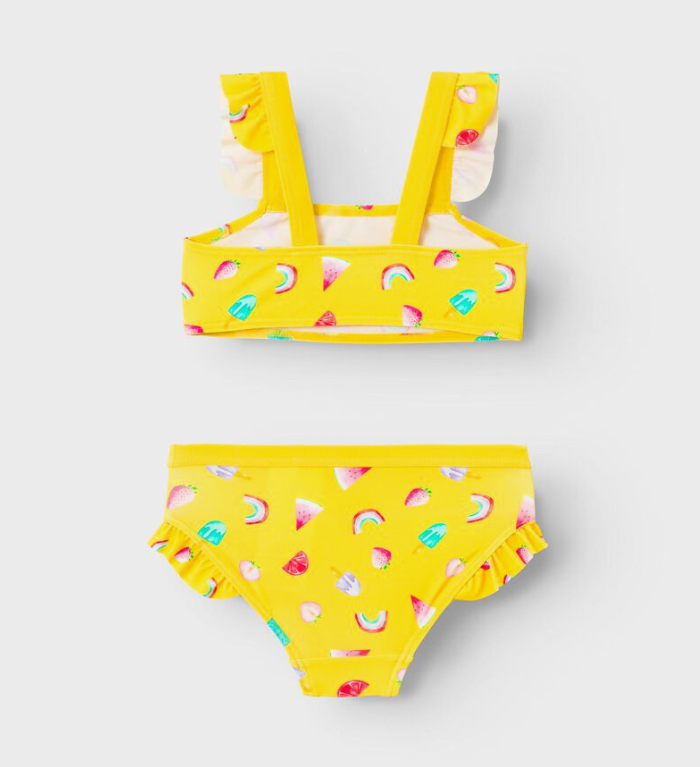 Bikini niña Name it color amarillo con frutas por toda la prenda, volantes en los tirantes y en la braguita Koskids