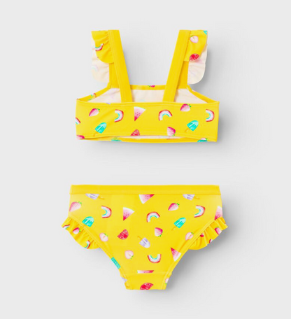 Bikini niña Name it color amarillo con frutas por toda la prenda, volantes en los tirantes y en la braguita Koskids