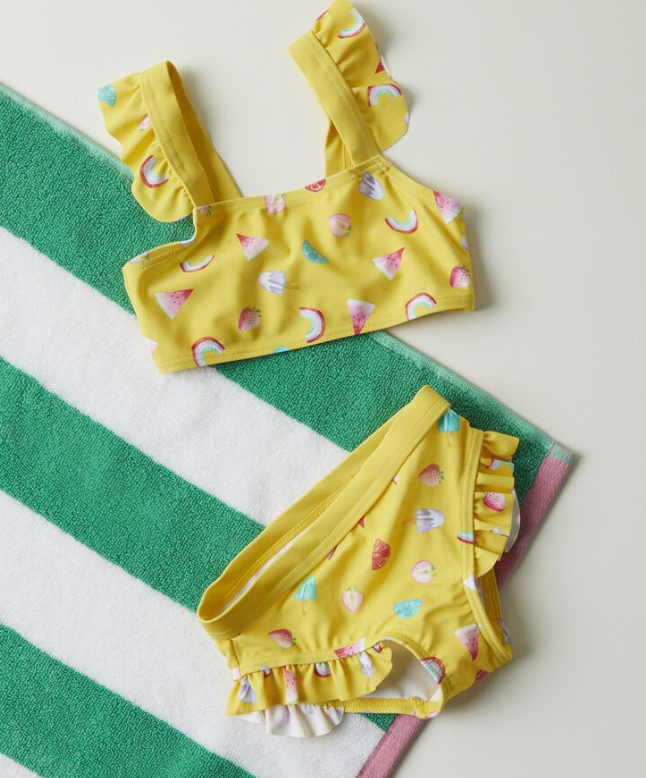 Bikini niña Name it color amarillo con frutas por toda la prenda, volantes en los tirantes y en la braguita Koskids