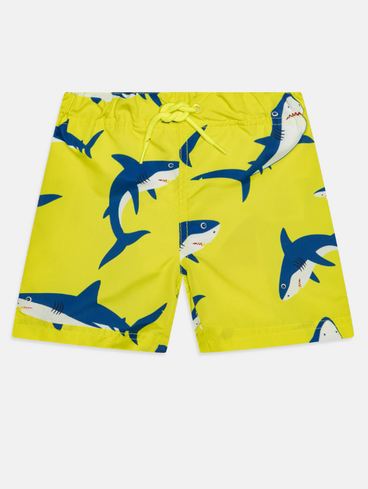Bañador niño Name It tipo boxer color amarilllo con tiburones estampados por toda la prenda, con goma en la cinturilla y botones interiores para ajustar Koskids